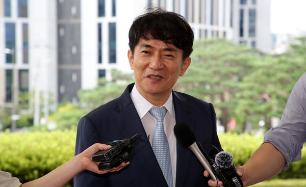 이균용 신임 대법원장 내정자가 김명수 대법원장과 면담을 위해 23일 서울 서초구 대법원으로 들어오며 취재진의 질문에 답하고 있다. ⓒ뉴시스