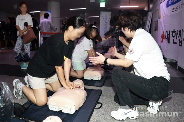 23일 한 시민이 대한적십자사가 교육하는 심폐소생술 교육을 받고 있다. [사진 /오훈 기자]