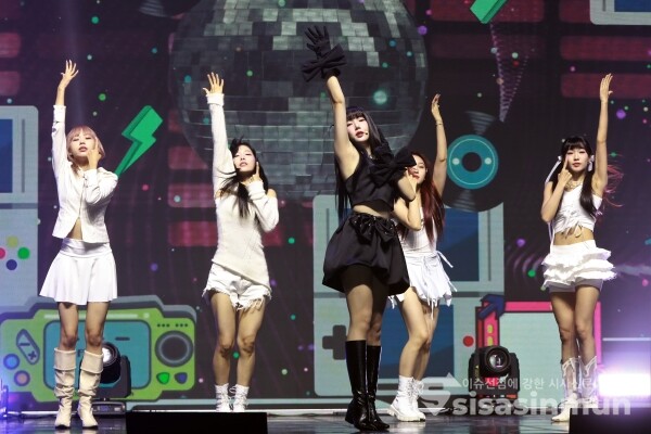 23일 가수 예린이 신곡무대를 선보이고 있다. [사진 /오훈 기자]