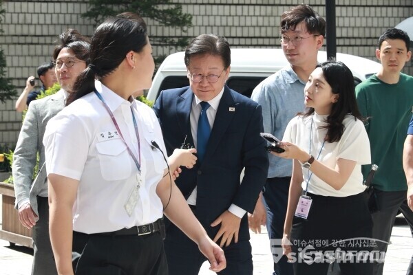 25일 이재명 대표가 서울중앙지방법원에 출석하고 있다. [사진 /오훈 기자]