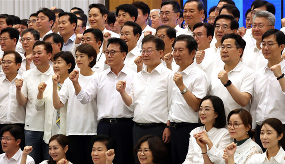 이재명 대표가 이끄는 더불어민주당이 28~29일 양일간 강원도 원주 오크밸리 리조트에서 열린 민주당 의원 워크숍에서 화이팅을 외치며 기념촬영을 하고 있다. 사진 / ⓒ뉴시스