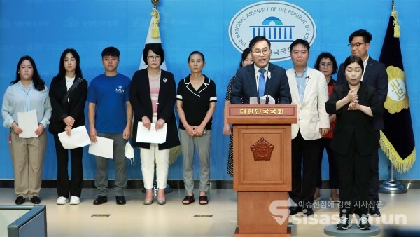 29일 지성호 의원과 홍석준 의원이 기자회견을 하고 있다. [사진 / 오훈 기자]