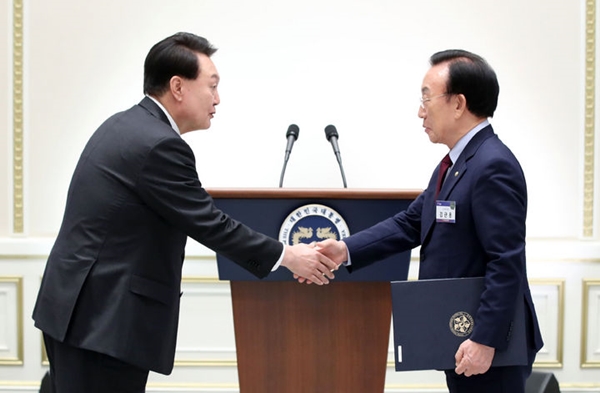 윤석열 대통령이 29일 청와대 영빈관에서 열린 제21기 민주평화통일자문회의 간부위원과의 통일대화에서 김관용 수석부의장에게 임명장을 수여하고 있다. ⓒ뉴시스