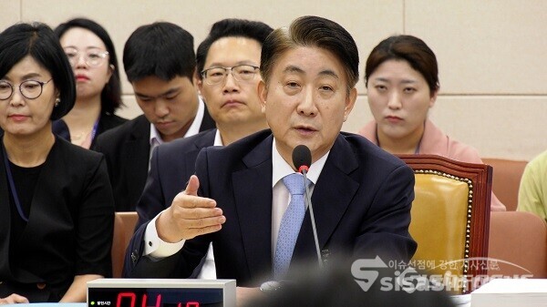 이동관 방송통신위원장 후보자가 18일 오전 서울 여의도 국회 과학기술정보방송통신위원회에서 열린 인사청문회에서 의원들의 질의에 답하고 있다. 사진 / 김경민 기자