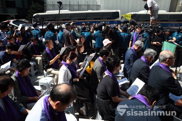 6일 한국기독교장로회총회 관계자들과 참석자들이 '간토대지진 조선인학살 100주년 추모기도회'를 진행하고 있다. [사진 / 오훈 기자]