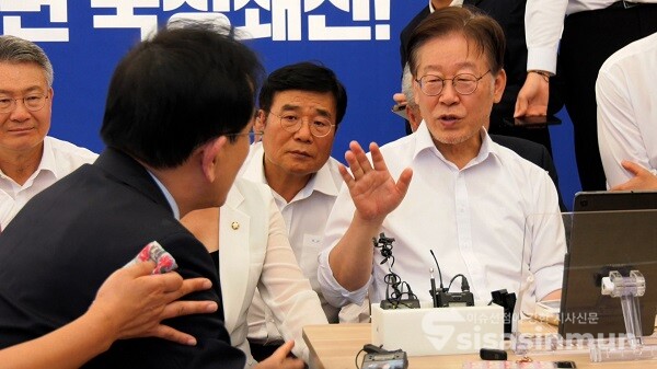 민주당 의원들로부터 '쓰레기,빨갱이'라고 인신공격을 당한 국민의힘 태영호 의원이 이재명 대표 단식 현장 방문에 항의하고 있다. 사진 / 김경민 기자