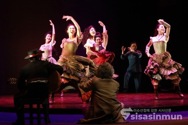 8일 서울시극단 단원들이 열연을 펼치고 있다. [사진 /오훈 기자]