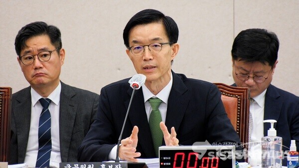 방문규 산업통상자원부 장관 후보자가 13일 오전 서울 여의도 국회에서 열린 인사청문회에서 의원의 질의에 답하고 있다. 사진 / 이훈 기자