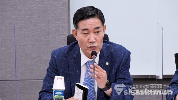 국민의힘 신원식 의원이 24일 오전 서울 여의도 국회 의원회관 제8간담회실에서 열린 국민의힘 해수부 공무원 피격사건 진상조사TF 종합 브리핑을 하고 있다. 사진 / 김기범 기자