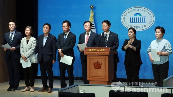 15일 더불어민주당·무소속 교육위원회 의원들이 기자회견을 하고 있다. [사진 / 오훈 기자]