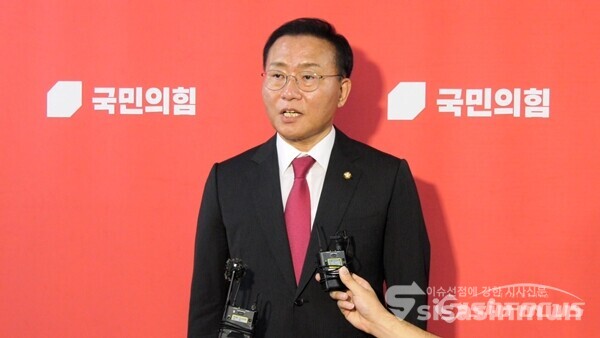윤재옥 국민의힘 원내대표가 20일 국회 교섭단체대표연설을 마친 뒤 기자들과 만나 백브리핑을 하고 있다. 사진 / 이훈 기자