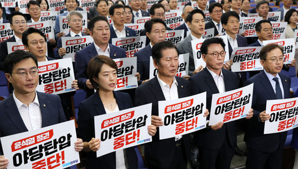 박광온 원내대표 등을 비롯한 더불어민주당 의원들이 지난 12일 서울 여의도 국회에서 열린 의원총회에서 이재명 대표에 대한 검찰 조사에 반발하며 ‘야당탄압 중단’이라는 손 피켓을 들고 항의 시위를 하고 있다. 사진 / ⓒ뉴시스