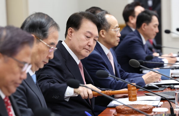 윤석열 대통령이 25일 서울 용산 대통령실 청사에서 국무회의를 주재하고 있다. ⓒ뉴시스