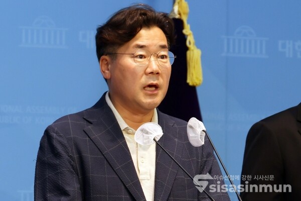 5일 민주당 검찰독재정치탄압대책위원회 박찬대 의원이 기자회견을 하고 있다.