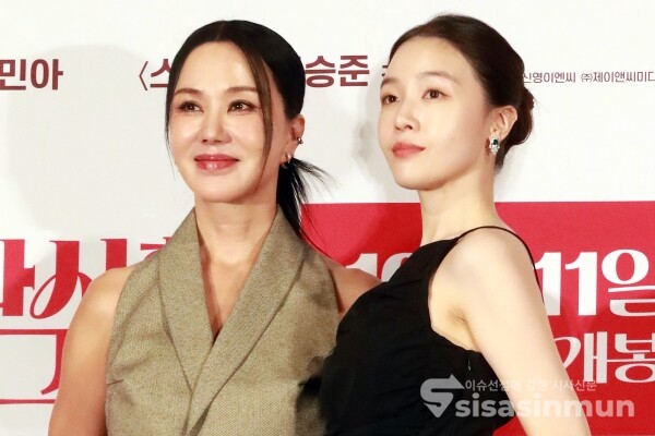 5일 배우 엄정화와 방민아가 포토타임을 가지고 있다. [사진 / 오훈 기자]