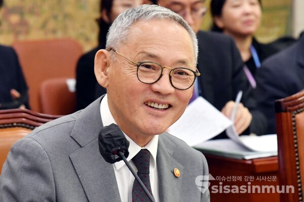 10일 유인촌 문화체육관광부 장관이 미소 짓고 있다.