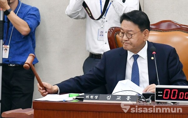 13일 김교흥 행정안전위원회 위원장이 의사봉을 두드리고 있다.