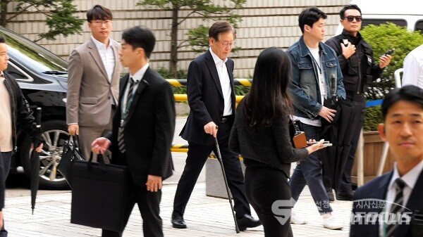 더불어민주당 이재명 대표가 6일 오전 서울 서초구 서울중앙지법에서 열린 대장동·위례신도시 특혜 의혹 사건 첫 재판에 출석하고 있다. 사진 / 이 훈 기자