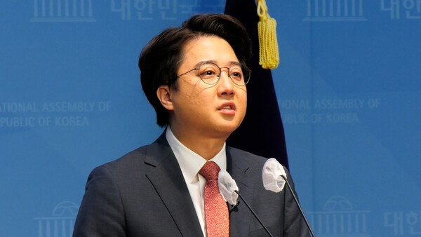 이준석 국민의힘 전 대표가 16일 서울 여의도 국회 소통관에서 긴급 기자회견을 열어 윤석열 대통령을 향해 “제발 여당 집단 무언 수행의 저주를 풀어달라”고 눈물을 흘리며 호소했다. 사진 / 이훈 기자