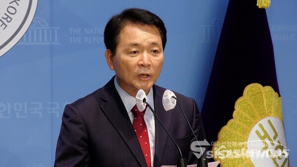 국민의힘 성일종 의원이 18일 오전 서울 여의도 국회 소통관에서 의대 정원 확대 및 국군의무사관학교 설립을 촉구하는 기자회견을 하고 있다. 사진 / 김경민 기자