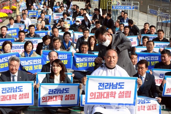 18일 전라남도 지역 더불어민주당 시·도 의원들이 집회를 갖고 있다. [사진 /오훈 기자]