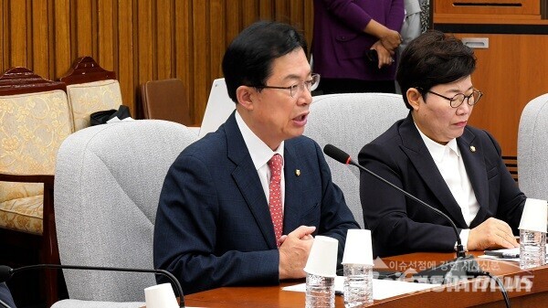 국민의힘 이만희 사무총장이 17일 오전 서울 여의도 국회에서 열린 국정감사대책회의에서 발언하고 있다. 사진 / 이 훈 기자