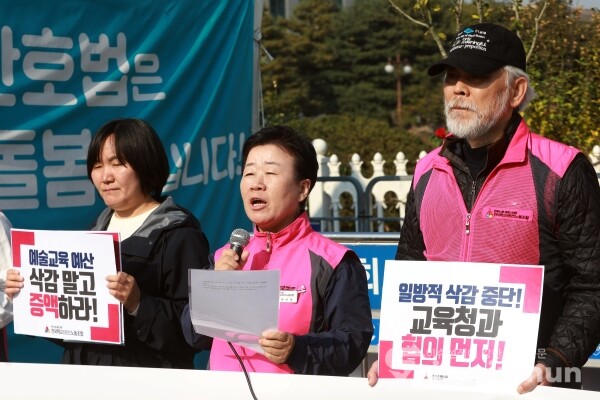 23일 전국학교비정규직노동조합 관계자들이 기자회견을 하고 있다. [사진 /오훈 기자]