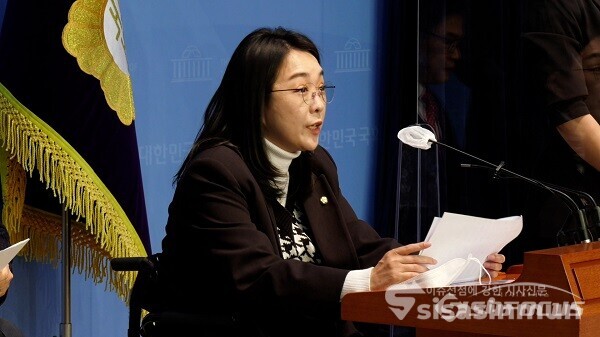 더불어민주당 최혜영 의원이 12일 오전 서울 여의도 국회 소통관에서 기자회견을 열고 2022년 전국 시·도별 장애인 복지·교육 비교 조사 결과발표를 하고 있다. 사진 / 권민구 기자