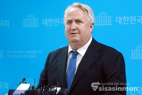 26일 인요한 국민의힘 혁신위원장이 취재진 질의에 답하고 있다, [사진 / 오훈 기자]