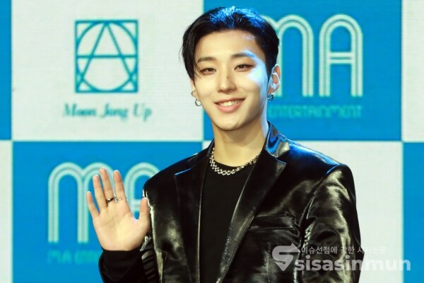 30일 가수 문종업이 포토타임을 가지고 있다.(1) [사진 /오훈 기자]