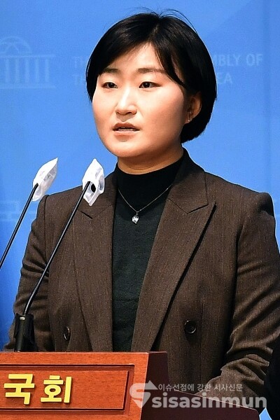 13일 신지혜 기본소득당 대변인이 브리핑을 하고 있다.