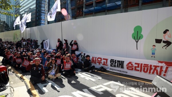 14일 공공운수노조 희망연대본부 HCN비정규직지부 노조원들이 2차 총파업 결의대회를 갖고 있다. [사진 /오훈 기자]