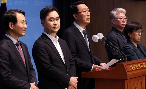 (왼쪽부터) 더불어민주당에서 ‘비명계’(비이재명)로 분류되던 이원욱, 김종민, 윤영찬, 조응천 의원이 16일 국회 소통관에서 기자회견을 열어 원칙과 상식’ 모임을 출범한다고 밝혔다. 사진 / ⓒ뉴시스