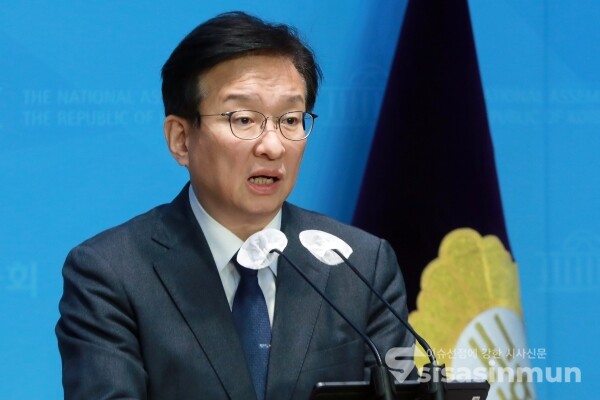 17일 권칠승 의원이 브리핑을 하고 있다. [사진 /오훈 기자]