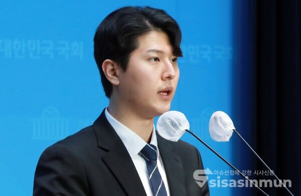 21일 최민석 대변인이 브리핑을 하고 있다. [사진 /오훈 기자]