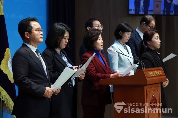 23일 더불어민주당 김성주 의원, 양경숙 의원, 민병덕 의원, 무소속 양정숙 의원, 무소속이성만 의원, 기본소득당 용혜인 의원이 기자회견을 하고 있다. [사진 /오훈 기자]