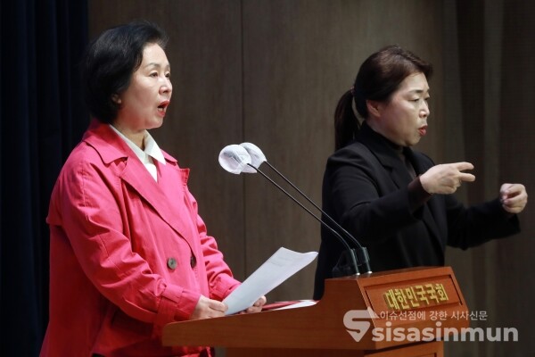 23일 김영선 의원이 기자회견을 하고 있다. [사진 /오훈 기자]