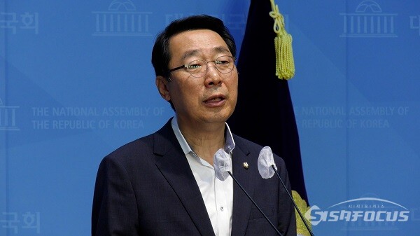 더불어민주당 윤영찬 의원이 서울 여의도 국회 소통관에서 기자회견을 하고 있다. 사진 / 김경민 기자