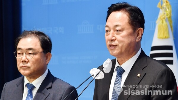 28일 김두관 의원과 허성무 전 창원특례시장이 기자회견을 하고 있다. [사진 /오훈 기자]