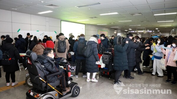 30일 전국장애인차별철폐연대 회원들이 소원줄 달기 퍼포먼스를 하고 있다. [사진 / 오훈 기자]