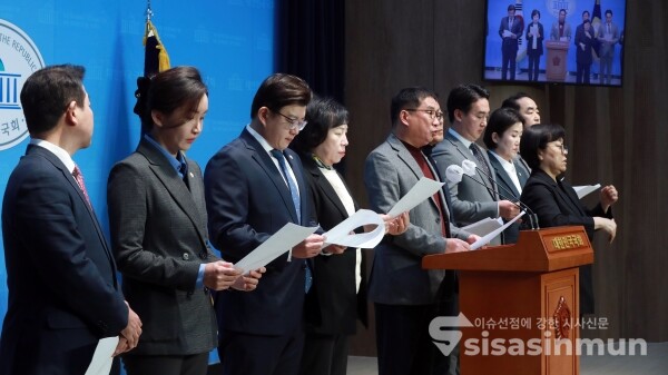 1일 민주당 윤후덕 의원, 박정 의원과 파주시의원들이 기자회견을 하고 있다. [사진 /오훈 기자]