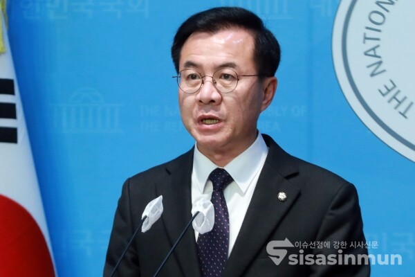 4일 윤영덕 원내대변인이 브리핑을 하고 있다. [사진 /오훈 기자]