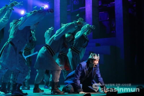 5일 맥베스 역의 배우 성태준이 열연을 펼치고 있다. [사진 / 오훈 기자]