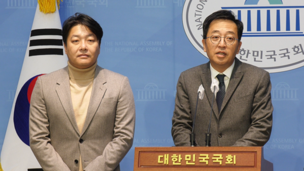 금태섭 ‘새로운선택’ 창당준비위원장(좌)과 조성주 ‘세번째권력’ 공동운영위원장(우)이 8일 국회소통관에서 기자회견을 통해 합리적 진보와 개혁적 보수가 함께하는 제3지대 연합정당의 신당을 창당한다고 밝혔다. 사진 / 김경민 기자