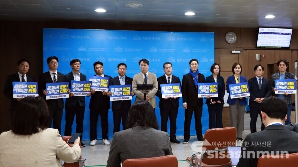 11일 더불어민주당 정치 신인 18명이 기자회견을 하고 있다. [사진 / 오훈 기자]