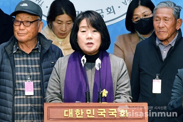 12일 윤미향 의원, 법무법인 원곡, 동해안납북귀환어부피해자시민모임 관계자들이 기자회견을 하고 있다. [사진 / 오훈 기자]