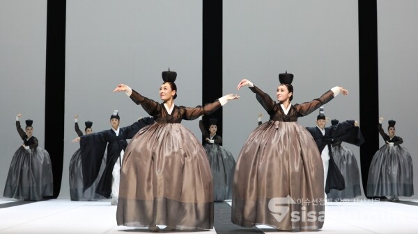 13일 국립무용단 단원들이 시연하고 있다. [사진 /오훈 기자]