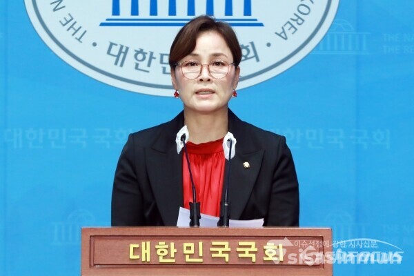 17일 임오경 원내대변인이 기자회견을 하고 있다.[사진 / 오훈 기자]