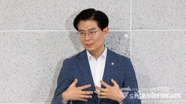 시대전환 조정훈 의원이 19일 국회 의원회관에서 국민의힘 합당설과 관련해 입장을 발표하고 있다. 사진 / 이 훈 기자