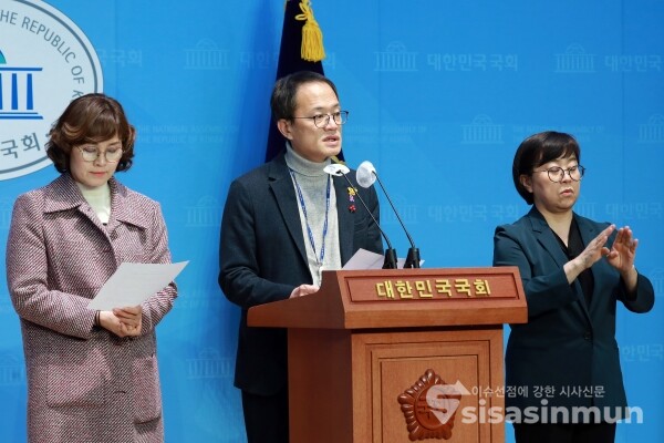 15일 박주민 의원, 임오경 의원이 기자회견을 하고 있다. [사진 /오훈 기자]